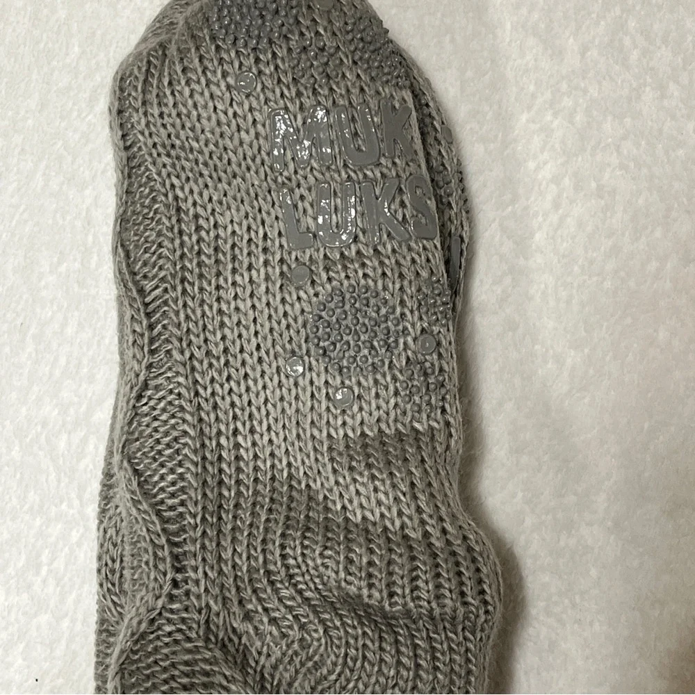 Muk Luks Women’s Pom Pom Cabin Knit Socks Gray Size L/XL 8–11 NWT